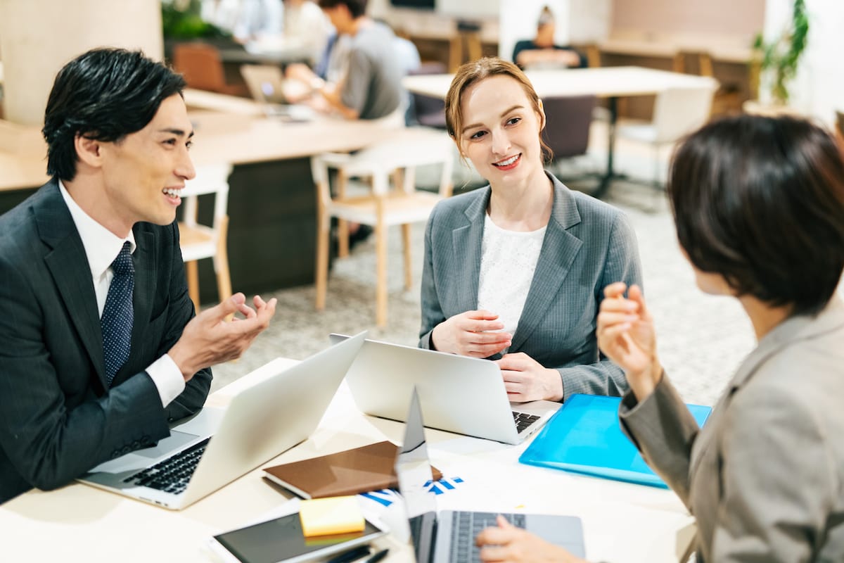 外国人と日本人が職場で話し合っている様子